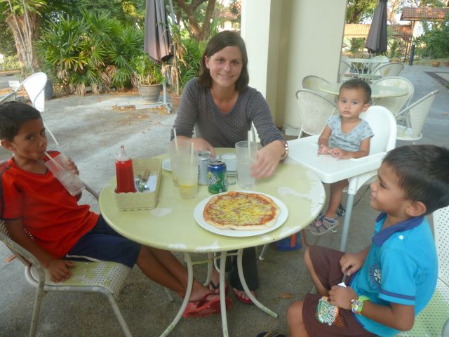 Gisela ist mit Nadine, Jaris, Yamin und Mailik auf Penang.